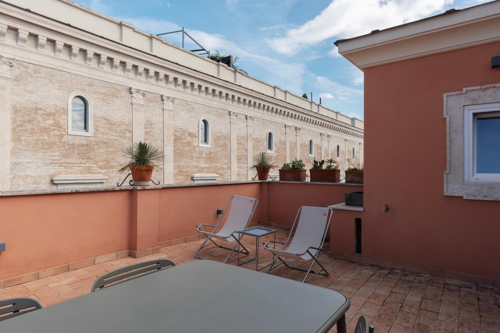 Apartment With Terrace In Via Del Pellegrino - FromhometoŘím Exteriér fotografie